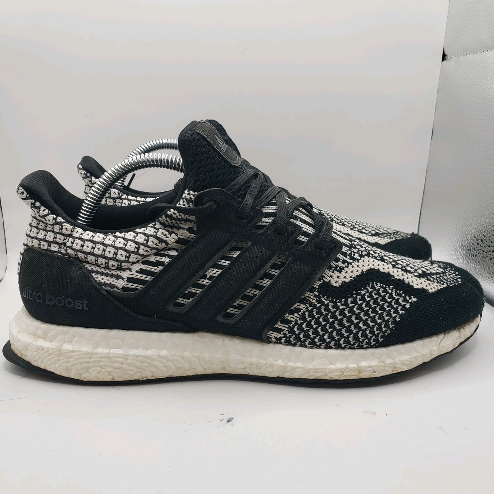 Adidas Ultra BOOST 5.0 DNA Oreo Black White FY9348 Men's‎ Size 8.5 Pre-owned